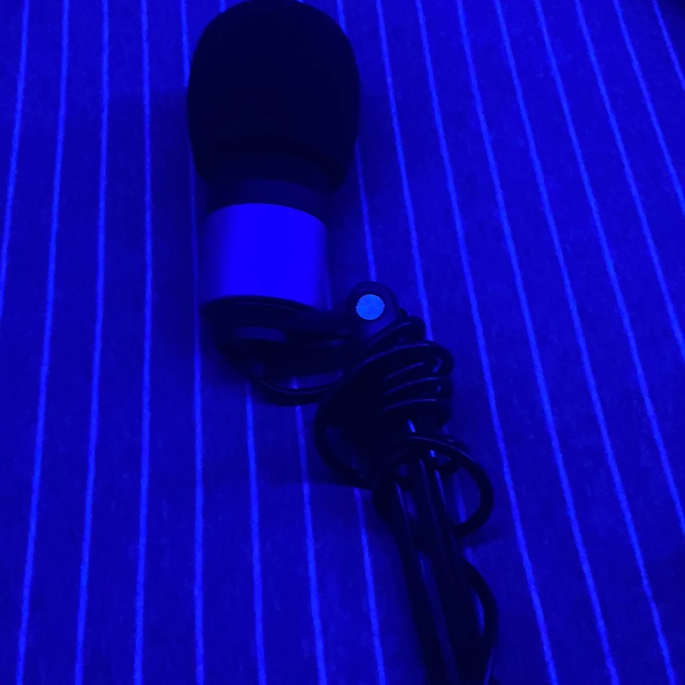 Microphone and condenser